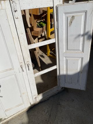 Ventanal antiguo de madera verde