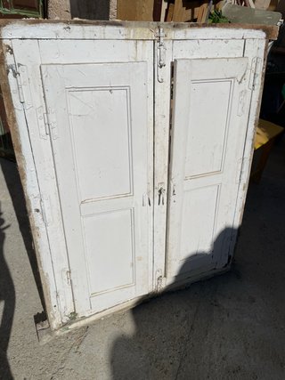 Ventanal antiguo de madera verde