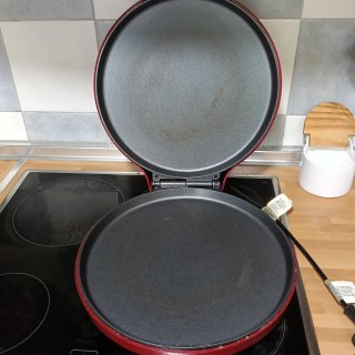 Máquina para hacer pizzas roja