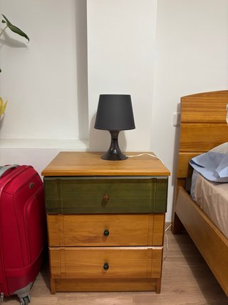 Mesita de noche madera y lámpara