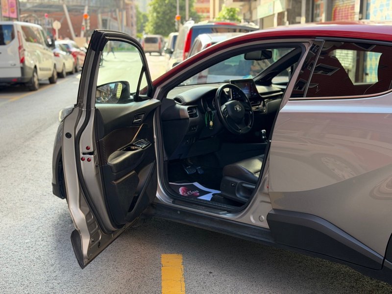 Toyota C-HR 2017, foto 10