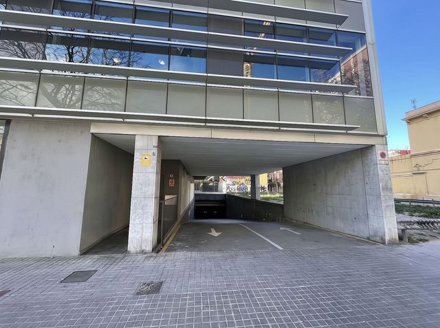 Garaje en venta en El Poblenou en Barcelona - Imagen 2