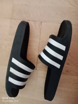 Chanclas Adidas Talla 40 Negras y Blancas