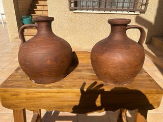 Cantareras vintage con su mueble de madera