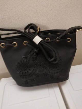 Borsa nera nuova con decorazioni