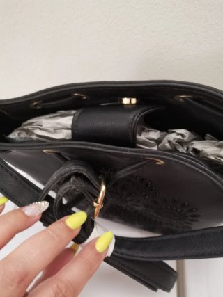 Borsa nera nuova con decorazioni