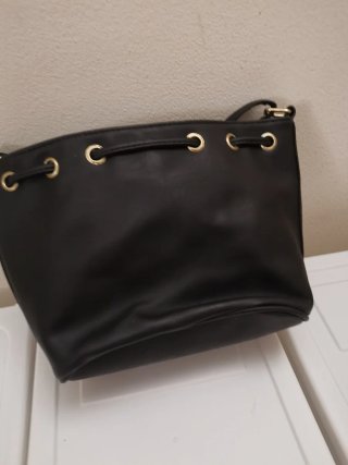 Borsa nera nuova con decorazioni