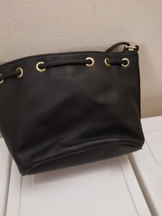 Borsa nera nuova con decorazioni