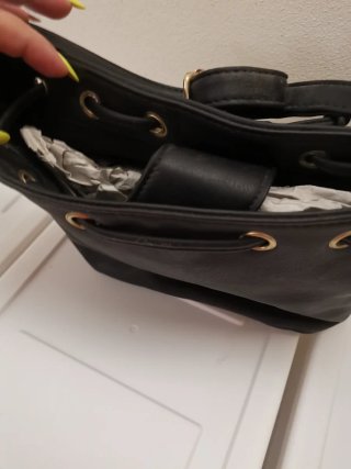 Borsa nera nuova con decorazioni