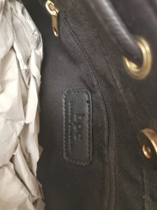 Borsa nera nuova con decorazioni