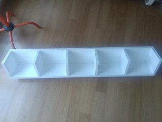 Estantería flotante blanca y multicolor