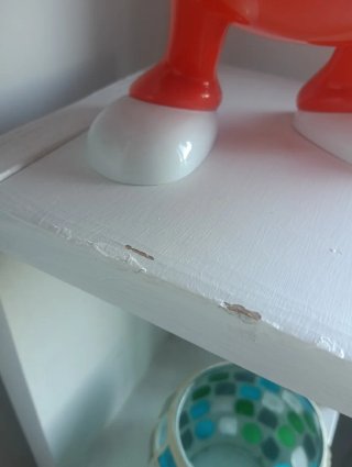 Estantería flotante blanca y multicolor