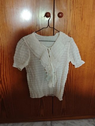 Blusa blanca con volantes