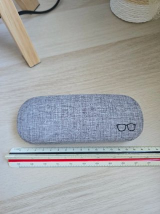 Funda gris para gafas