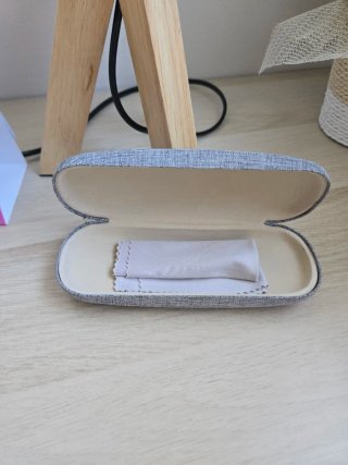 Funda gris para gafas