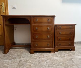Escritorio y cómoda de madera