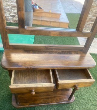 Mueble de entrada de madera con espejo y cajones