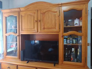 Alacena de madera con vitrina
