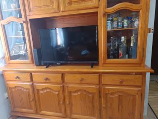 Alacena de madera con vitrina