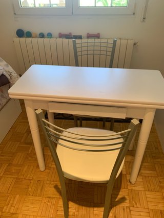 Mesita auxiliar para cocina blanca con 2 sillas