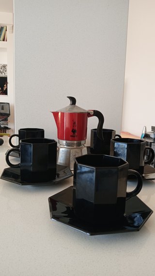 Moka Fiammetta Bialetti + 5 tazze nere e piattini