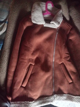 Chaqueta marrón con forro de borreguito