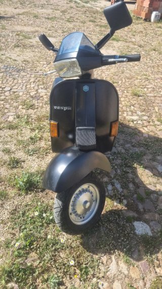 Vespa TX200 Scooter Negra y Beige