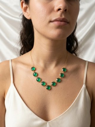 Colar dourado com pedras verdes