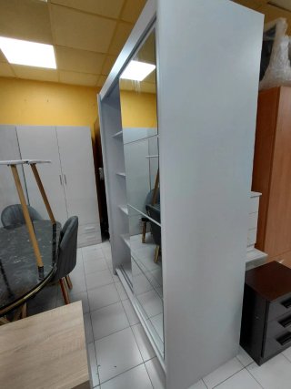 Armario corredero blanco y madera