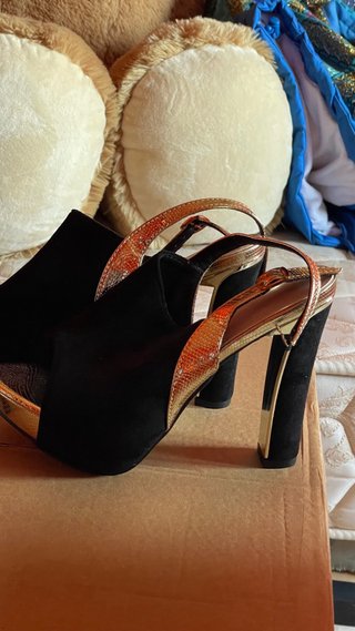 Zapatos de tacón negros y dorados
