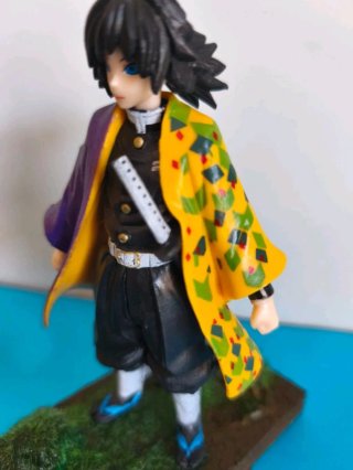 Figure Demon Slayer Giyu Tomioka con diorama