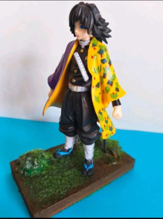 Figure Demon Slayer Giyu Tomioka con diorama