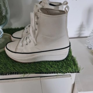 Botas deportivas altas blancas .