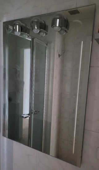 Espejo de baño plateado y transparente