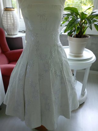 Vestido de fiesta plateado y blanco