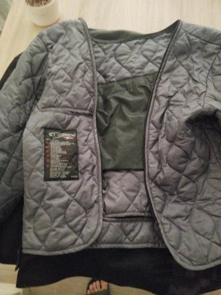 Chaqueta de moto negra y la segunda chaqueta