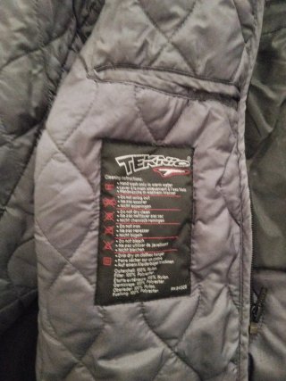 Chaqueta de moto negra y la segunda chaqueta