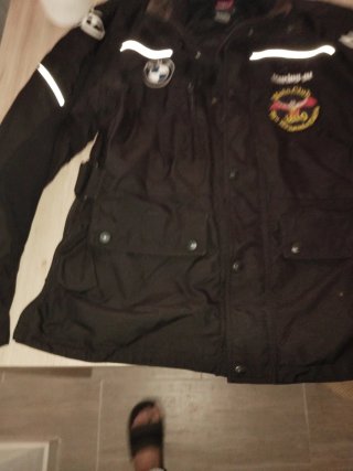 Chaqueta de moto negra y la segunda chaqueta