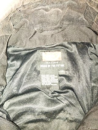 Chaqueta de moto negra y la segunda chaqueta