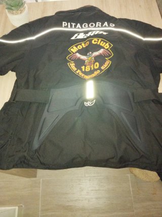 Chaqueta de moto negra y la segunda chaqueta