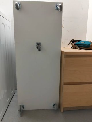 Mesa auxiliar blanca con ruedas