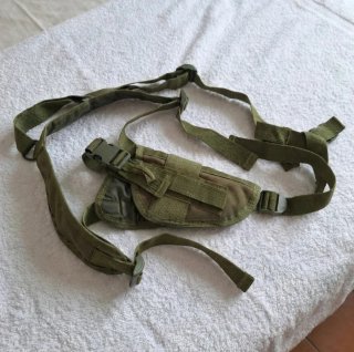 Guantes y bandolera verde militar