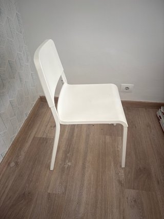 Silla blanca de plástico