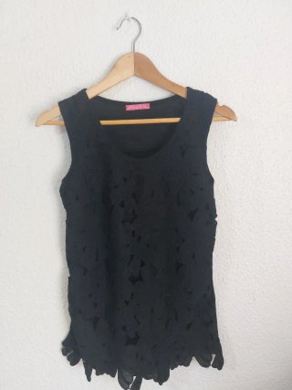 Camiseta tirantes negra floral