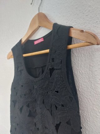 Camiseta tirantes negra floral