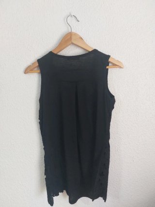 Camiseta tirantes negra floral