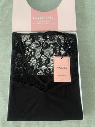 Camiseta negra de encaje Promise
