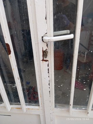 Puerta doble de metal blanca