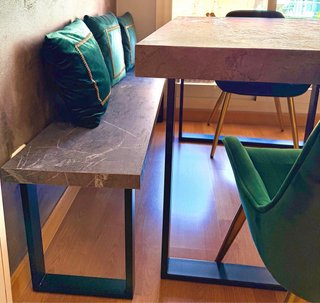 Mesa de comedor efecto mármol y banco asiento