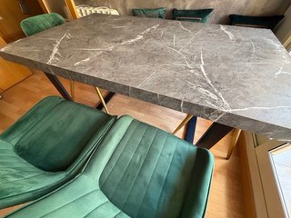 Mesa de comedor efecto mármol y banco asiento